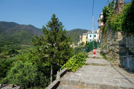 Téléchargez les photos : Vue de Corniglia, l'un des cinq villages centenaires des Cinque Terre, situé sur la côte nord-ouest accidentée de la Riviera italienne, Ligurie, Italie. - en image libre de droit