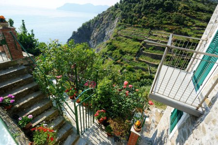 Foto de Vista de Corniglia, uno de los cinco pueblos centenarios de Cinque Terre, situado en la escarpada costa noroeste de la Riviera Italiana, Liguria, Italia. - Imagen libre de derechos
