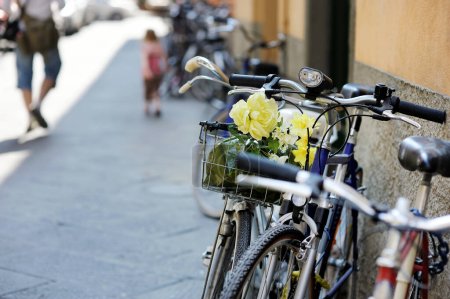 Téléchargez les photos : Vélos garés sur les belles rues médiévales de la ville de Lucques, connus pour ses remparts intacts de la Renaissance, Toscane, Italie
. - en image libre de droit