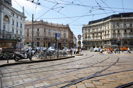 Téléchargez les photos : MILAN, ITALIE - MAI 2011 : Touristes et locaux marchant dans les rues animées du centre de Milan, une métropole du nord de la Lombardie italienne. Milan, Lombardie, Italie. - en image libre de droit