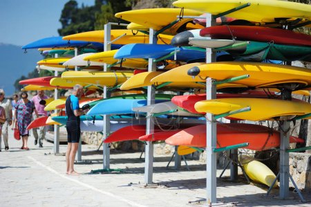 Téléchargez les photos : SAN TERENZO, ITALIE - MAI 2011 : Kayaks colorés empilés dans la marina du village de San Terenzo. Golfe de La Spezia, Ligurie, Italie, Europe - en image libre de droit