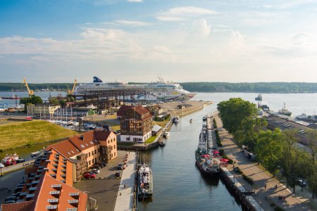 Foto de KLAIPEDA, LITHUANIA - JUNIO 2022: Vista aérea del enorme crucero 'Norwegian Dawn' en el puerto de Klaipeda. Klaipeda terminal de cruceros, industria turística en Lituania. - Imagen libre de derechos