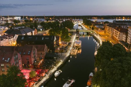 Téléchargez les photos : KLAIPEDA, LITUANIE - JUIN 2022 : Vue aérienne panoramique de la vieille ville de Klaipeda, Lituanie, la nuit. La zone portuaire de Klaipeda et ses environs la nuit d'été. - en image libre de droit