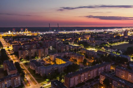 Téléchargez les photos : Vue aérienne panoramique de la vieille ville de Klaipeda, Lituanie en lumière du soir violette. La zone portuaire de Klaipeda et ses environs la nuit d'été. - en image libre de droit