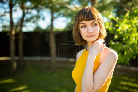 Téléchargez les photos : Adorable jeune fille s'amuser sur une belle journée d'été. Portrait d'adolescent dans un parc d'été. Adolescente extérieur. - en image libre de droit