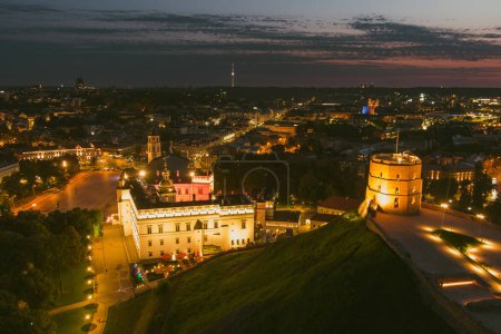 Téléchargez les photos : Vue aérienne panoramique sur la vieille ville de Vilnius et la rivière Neris à la tombée de la nuit. Paysage au coucher du soleil. Vue de nuit de Vilnius, Lituanie. - en image libre de droit