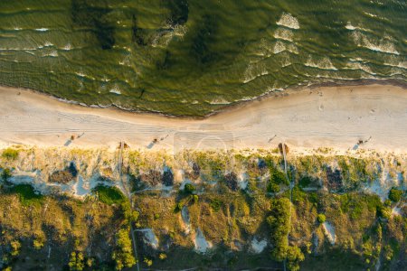 Foto de Vista aérea de la línea costera del Mar Báltico cerca de la ciudad de Klaipeda, Lituania. Hermosa costa del mar en el soleado día de verano. - Imagen libre de derechos