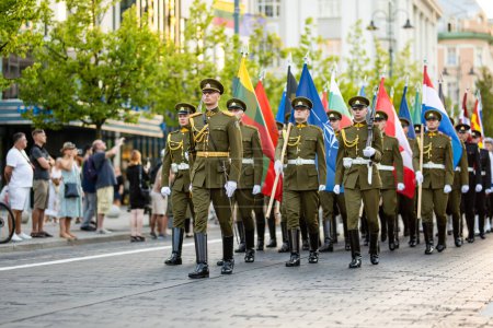Foto de VILNIUS, LITUANIA - 28 de agosto de 2022: Festival de orquesta militar de la OTAN en Vilna, Lituania. Bélgica, Estados Unidos, Letonia, Polonia, Lituania, los Países Bajos y Alemania participaron. - Imagen libre de derechos