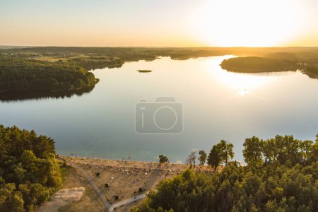 Téléchargez les photos : Beautiful aerial view of lake Galve, favourite lake among water-based tourists, divers and holiday makers, located in Trakai, Lithuania. - en image libre de droit