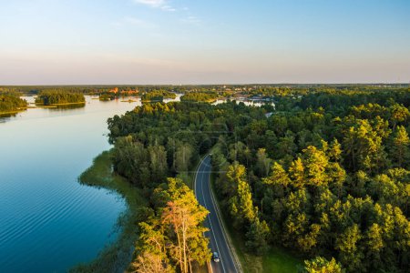 Téléchargez les photos : Beautiful aerial view of lake Galve, favourite lake among water-based tourists, divers and holiday makers, located in Trakai, Lithuania. - en image libre de droit