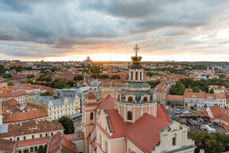 Téléchargez les photos : Vue aérienne de la vieille ville de Vilnius, l'une des plus grandes villes médiévales d'Europe du Nord. Paysage estival de la vieille ville de Vilnius, Lituanie, inscrite par l'UNESCO - en image libre de droit