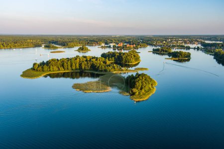 Foto de Beautiful aerial view of lake Galve, favourite lake among water-based tourists, divers and holiday makers, located in Trakai, Lithuania. - Imagen libre de derechos