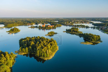 Téléchargez les photos : Belle vue aérienne du lac Galve, lac préféré des touristes aquatiques, des plongeurs et des vacanciers, situé à Trakai, Lituanie. - en image libre de droit