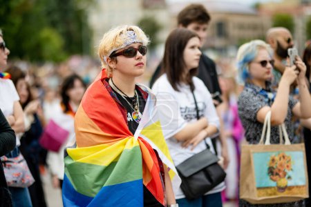 Téléchargez les photos : VILNIUS, LITUANIE - 1er JUILLET 2023 : Joyeuses personnes joyeux participant au défilé Vilnius Pride 2023, qui a eu lieu dans la vieille ville de Vilnius. Événement célébrant la fierté culturelle lesbienne, gay, bisexuelle, LGBTI. - en image libre de droit