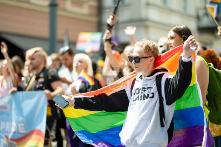 Téléchargez les photos : VILNIUS, LITUANIE - 1er JUILLET 2023 : Joyeuses personnes joyeux participant au défilé Vilnius Pride 2023, qui a eu lieu dans la vieille ville de Vilnius. Événement célébrant la fierté culturelle lesbienne, gay, bisexuelle, LGBTI. - en image libre de droit