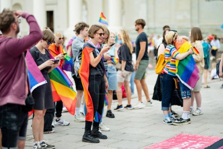 Foto de VILNIUS, LITUANIA - 1 DE JULIO DE 2023: Felices personas alegres participando en el desfile del Orgullo de Vilna 2023, que tuvo lugar en el casco antiguo de Vilna. Evento que celebra el orgullo cultural de lesbianas, gays, bisexuales y LGBTI. - Imagen libre de derechos