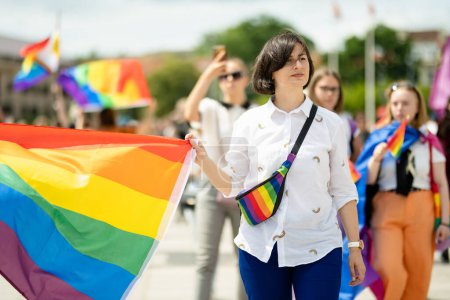 Foto de VILNIUS, LITUANIA - 1 DE JULIO DE 2023: Felices personas alegres participando en el desfile del Orgullo de Vilna 2023, que tuvo lugar en el casco antiguo de Vilna. Evento que celebra el orgullo cultural de lesbianas, gays, bisexuales y LGBTI. - Imagen libre de derechos