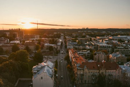 Téléchargez les photos : Belle vue aérienne du soir de la vieille ville de Vilnius avec éclairage panoramique au coucher du soleil. Vie urbaine à Vilnius, Lituanie. - en image libre de droit