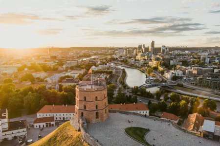 Téléchargez les photos : Vue aérienne de la tour Gediminas, la partie restante du château supérieur de Vilnius. Paysage au coucher du soleil de la vieille ville de Vilnius, au cœur de la ville, Lituanie, inscrite par l'UNESCO. - en image libre de droit