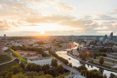 Foto de Hermoso paisaje aéreo del río Neris serpenteando a través de la ciudad de Vilna. Paisaje urbano lituano escénico
. - Imagen libre de derechos