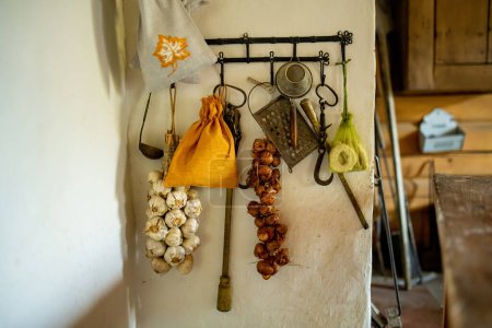 Téléchargez les photos : BIRZAI, LITUANIE - 12 OCTOBRE 2022 : Musée ethnographique de la maison au manoir Sodeliskiai, où l'on peut voir une authentique ferme d'Aukstaitija avec des antiquités et des collections d'artisanat. - en image libre de droit