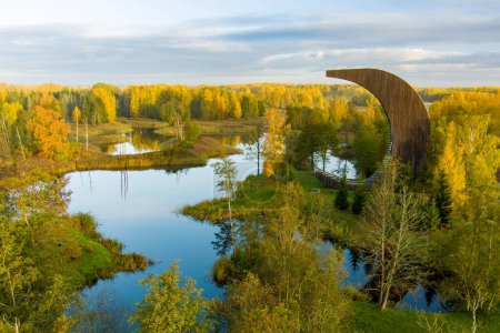 Téléchargez les photos : Vue aérienne imprenable sur les lacs karstiques de Kirkilai et la tour de guet dans la matinée ensoleillée d'automne, Birzai Eldership, comté de Panevezys, Lituanie - en image libre de droit