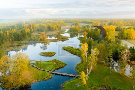 Téléchargez les photos : Vue aérienne imprenable sur les lacs karstiques de Kirkilai et la tour de guet dans la matinée ensoleillée d'automne, Birzai Eldership, comté de Panevezys, Lituanie - en image libre de droit