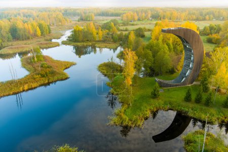 Foto de Increíble vista aérea de los lagos kársticos de Kirkilai y la torre de vigilancia en la soleada mañana de otoño brillante, Birzai anciano, condado de Panevezys, Lituania - Imagen libre de derechos