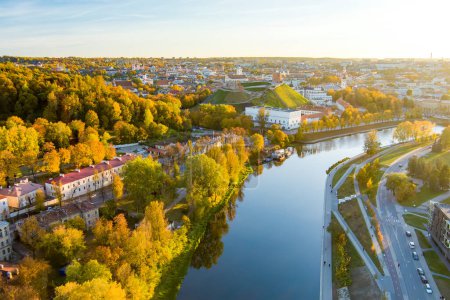 Foto de Hermoso panorama de la ciudad de Vilna en otoño con follaje naranja y amarillo. Vista aérea nocturna. Paisaje de la ciudad de otoño en Vilnius, Lituania - Imagen libre de derechos