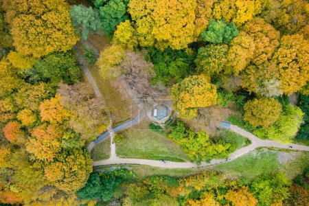 Téléchargez les photos : Scène aérienne colorée du parc en automne avec un feuillage orange et jaune. Paysage de parc de ville d'automne à Vilnius, Lituanie. - en image libre de droit