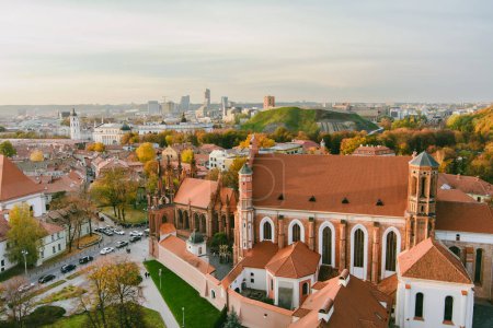 Vue aérienne de l'église Sainte-Anne et de l'église Bernardine voisine, l'un des bâtiments les plus beaux et probablement les plus célèbres de Vilnius. Belle journée d'automne dans la capitale de la Lituanie.