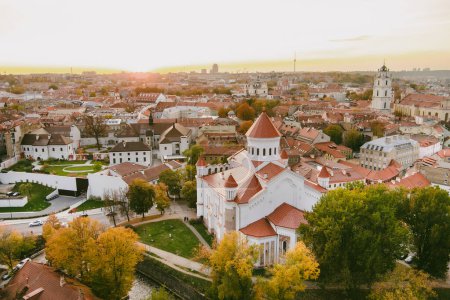 Téléchargez les photos : Vue aérienne de la cathédrale de Theotokos à Vilnius, la principale église chrétienne orthodoxe de Lituanie, située dans le quartier d'Uzupis à Vilnius. Journée ensoleillée d'automne. - en image libre de droit