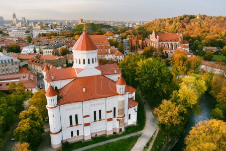 Luftaufnahme der Kathedrale der Gottesmutter in Vilnius, der wichtigsten orthodoxen christlichen Kirche Litauens, die sich im Bezirk Uzupis von Vilnius befindet. Sonniger Herbsttag.