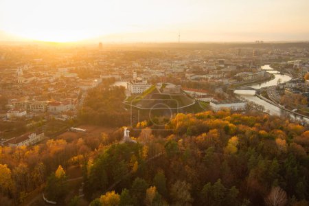 Téléchargez les photos : Magnifique panorama de la ville de Vilnius en automne avec un feuillage orange et jaune. Vue aérienne du soir. Paysages urbains d'automne à Vilnius, Lituanie - en image libre de droit