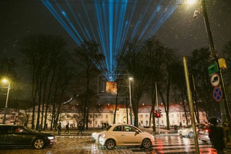 Foto de VILNIUS, LITHUANIA - 25 DE ENERO DE 2023: Instalaciones de iluminación escénica iluminadas por varios colores durante el Festival de la Luz de Vilna en el casco antiguo de la capital de Lituania. - Imagen libre de derechos