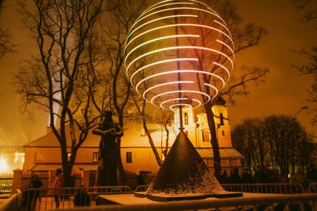 Téléchargez les photos : VILNIUS, LITUANIE - 25 JANVIER 2023 : Installations lumineuses panoramiques illuminées de différentes couleurs lors du festival de lumière de Vilnius dans la vieille ville de la capitale lituanienne. - en image libre de droit