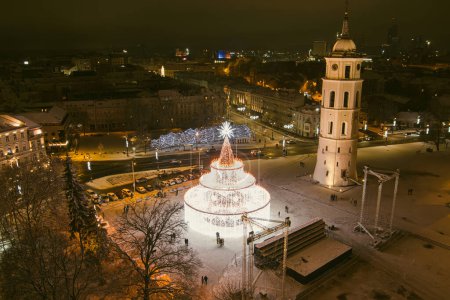 Foto de Hermosa vista aérea del árbol de Navidad decorado e iluminado en la Plaza de la Catedral por la noche en Vilna. Celebración de Navidad y Año Nuevo en la capital lituana. - Imagen libre de derechos