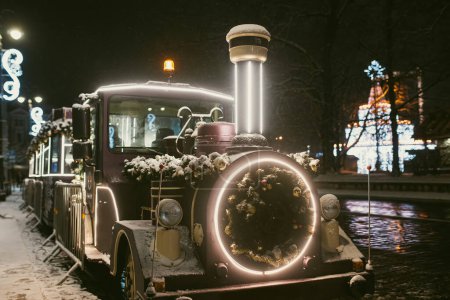 Téléchargez les photos : Train de Noël et arbre de Noël joliment décoré sur la place de la cathédrale de Vilnius, Lituanie - en image libre de droit