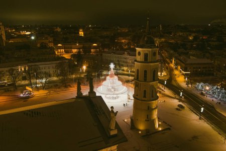 Téléchargez les photos : Belle vue aérienne du sapin de Noël décoré et illuminé sur la place de la cathédrale la nuit à Vilnius. Noël et Nouvel An dans la capitale lituanienne. - en image libre de droit