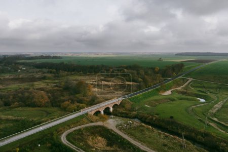 Foto de Vista aérea del histórico puente de mampostería del siglo XIX en Kretingale, pequeña ciudad en el condado de Klaipeda, en el noroeste de Lituania. Región histórica de Lituania Menor. - Imagen libre de derechos