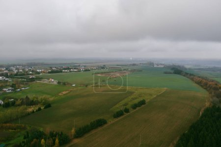 Foto de Vista aérea de los campos y prados que rodean Kretingale, pequeño pueblo en el condado de Klaipeda, en el noroeste de Lituania. Región histórica de Lituania Menor. - Imagen libre de derechos