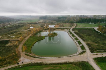 Foto de Pequeño estanque en Kretingale, pequeño pueblo en el condado de Klaipeda, en el noroeste de Lituania. Región histórica de Lituania Menor. - Imagen libre de derechos