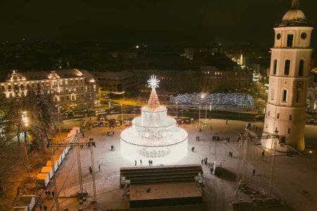 Téléchargez les photos : Belle vue aérienne du sapin de Noël décoré et illuminé sur la place de la cathédrale la nuit à Vilnius. Noël et Nouvel An dans la capitale lituanienne. - en image libre de droit