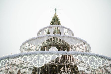 Foto de Detalles del árbol de Navidad bellamente decorado en la Plaza de la Catedral de Vilna, Lituania - Imagen libre de derechos