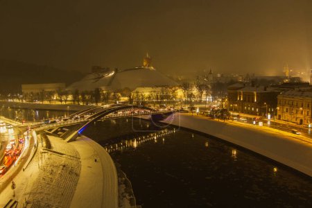 Téléchargez les photos : Vue aérienne panoramique sur la vieille ville de Vilnius et la rivière Neris à la tombée de la nuit. Paysage au coucher du soleil. Vue de nuit de Vilnius, Lituanie. - en image libre de droit