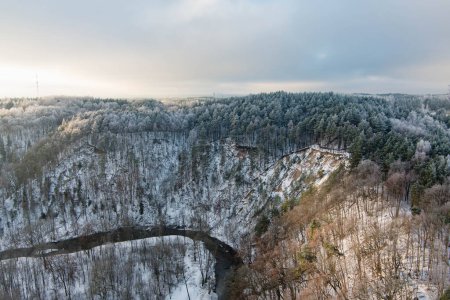 Vista aérea del río Vilnia y la exposición geológica Puckoriai cubierta de nieve en Vilna, la exposición más alta en Lituania. Día frío de invierno.