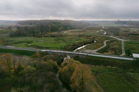 Luftaufnahme einer historischen Mauerwerksbrücke aus dem 19. Jahrhundert in Kretingale, einer kleinen Stadt im Kreis Klaipeda im Nordwesten Litauens. Historische Region Kleinlitauens.