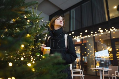 Foto de Linda chica adolescente con taza de café para llevar en el frío día de invierno. Adolescente niño bebiendo bebida caliente en el día frío. - Imagen libre de derechos