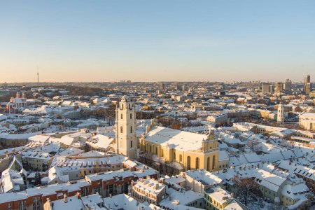 Foto de Vista aérea nocturna de la iglesia de la Ascensión del Señor en Vilna, Lituania. Hermosa escena soleada de la ciudad de Vilna en invierno. Paisajes de invierno en Lituania. - Imagen libre de derechos