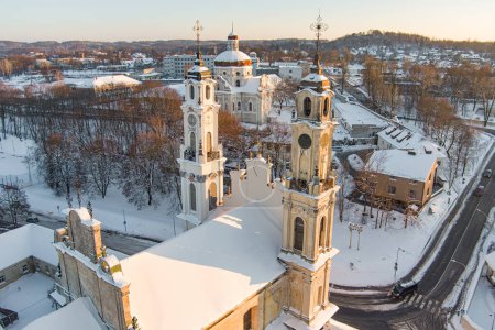 Téléchargez les photos : Vue aérienne de nuit de l'église de l'Ascension du Seigneur à Vilnius, Lituanie. Belle scène ensoleillée de Vilnius en hiver. Paysages urbains d'hiver en Lituanie. - en image libre de droit